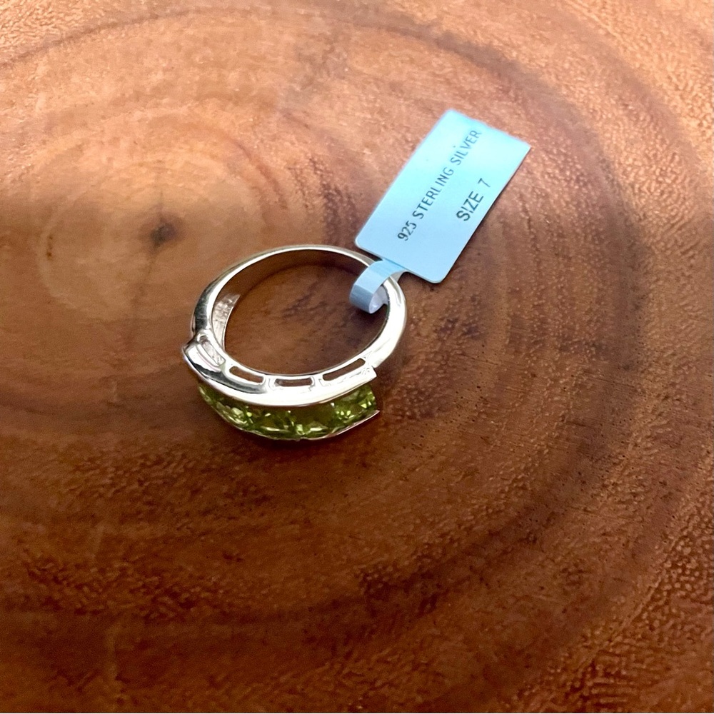 2.75 Carat Genuine Green Peridot Band Ring in 925 Sterling Silver - Picture 6 of 13